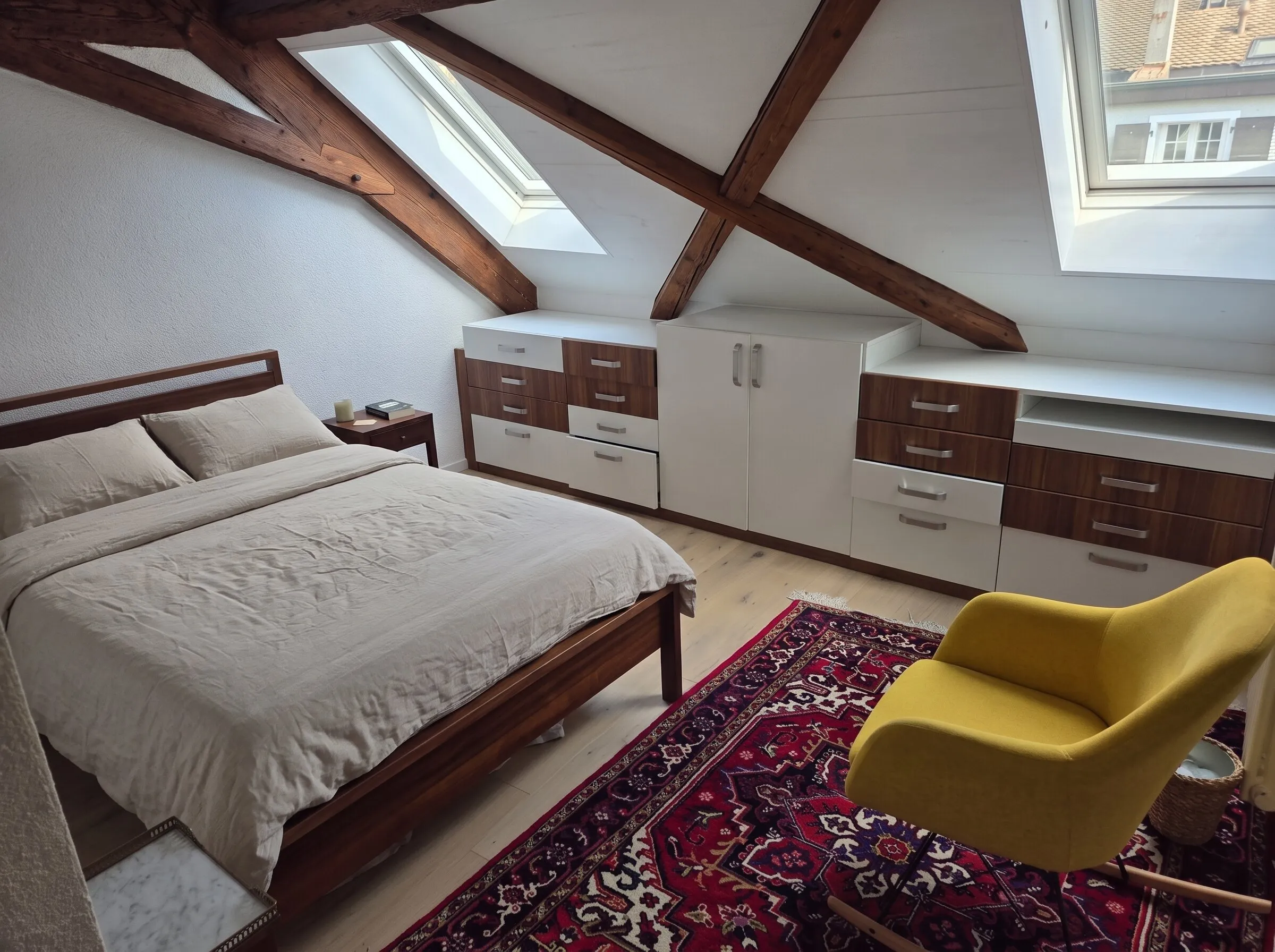 Chambre avec rangements intégrés et deux velux