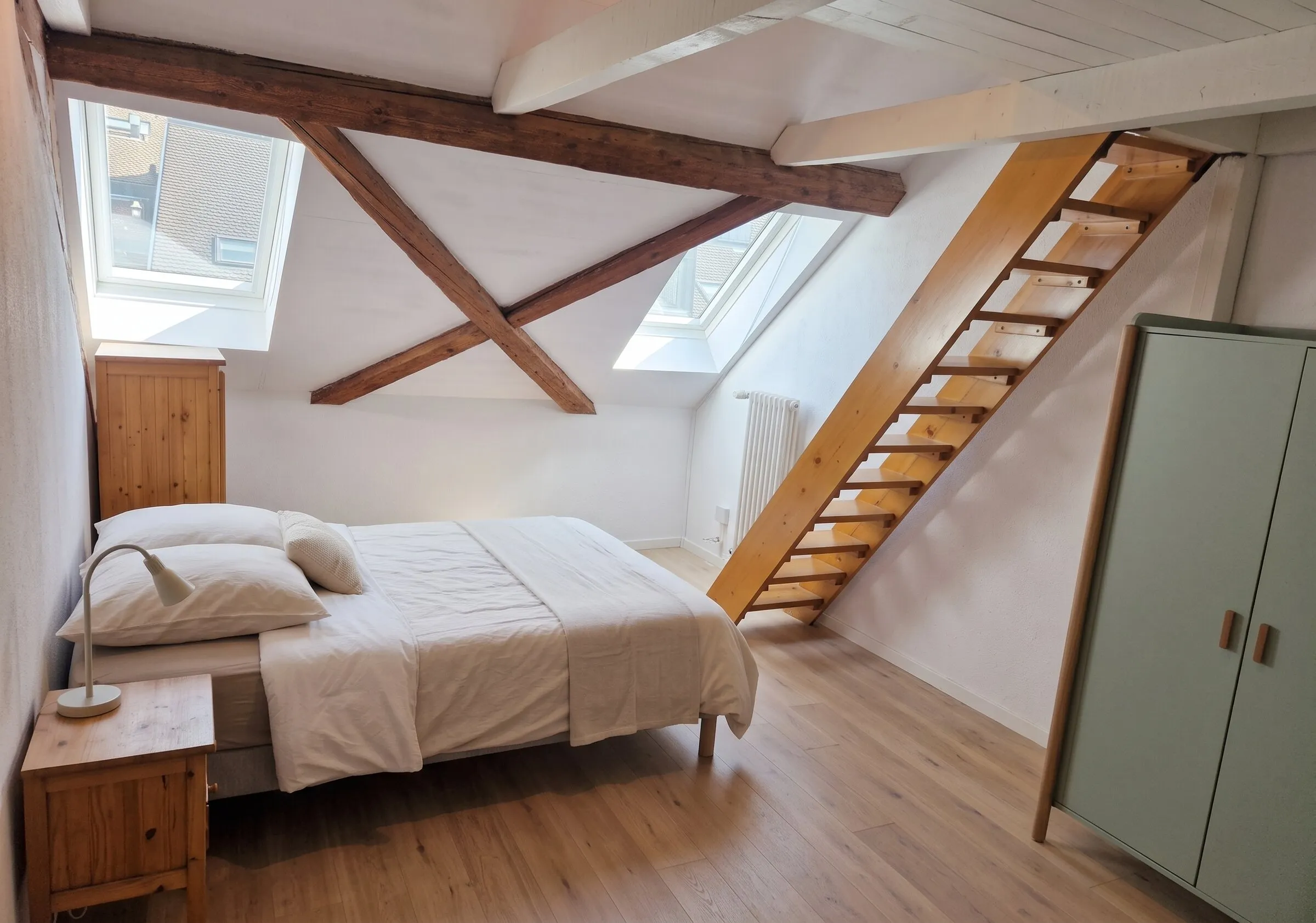 Chambre avec escalier vers la mezzanine
